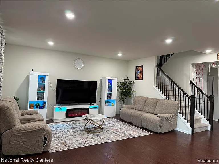 49654 Hummel Dr — Photo 3