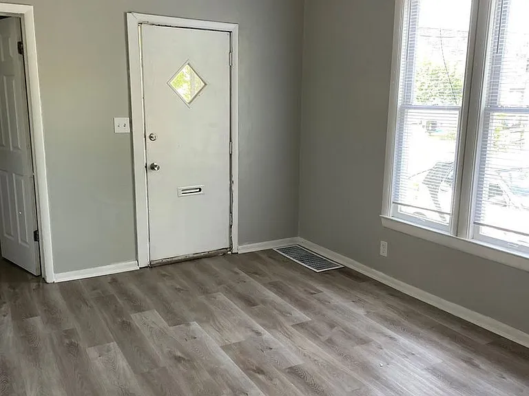 592 E 3rd Ave — Photo 2