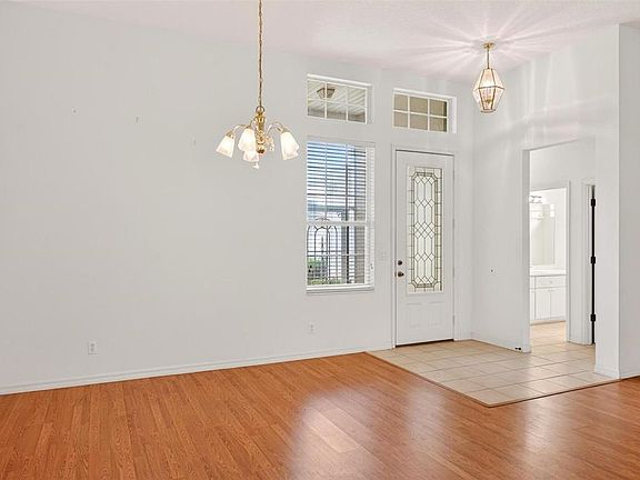 3rd image of 20618 QUEEN ALEXANDRA DRIVE