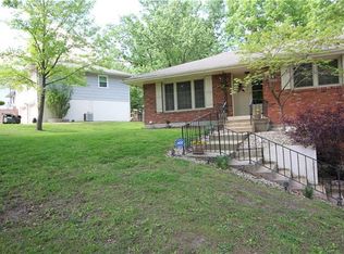 9802 NW Shaggy Bark Ln, Parkville, MO 64152