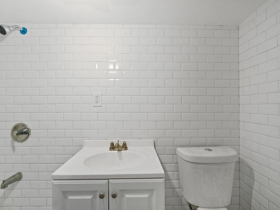 5th image of 1040 Dean Ave #B