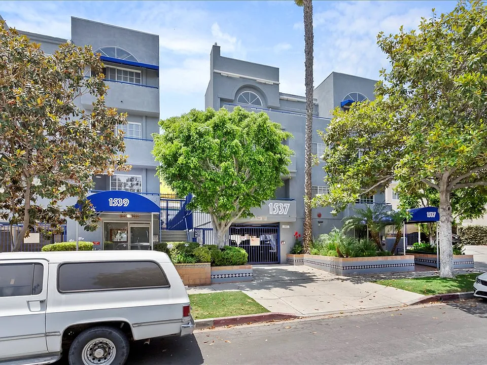 1537 S Shenandoah St #202