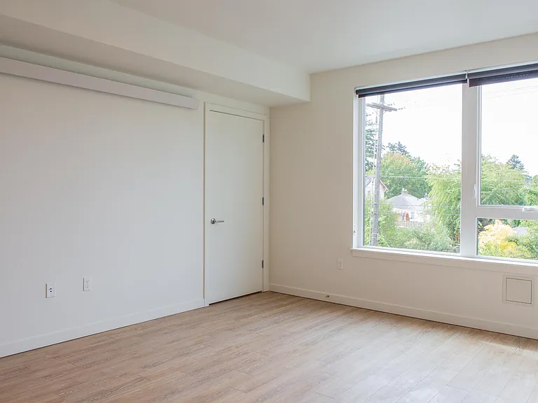 Studio "B" with walk-in closet