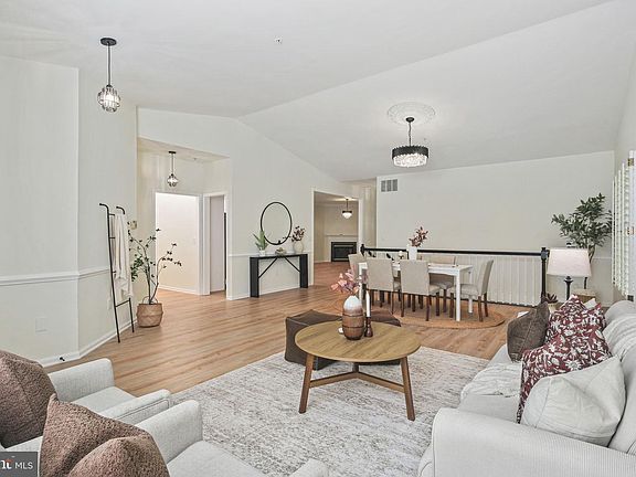 3rd image of 906 Whispering Ridge Ln