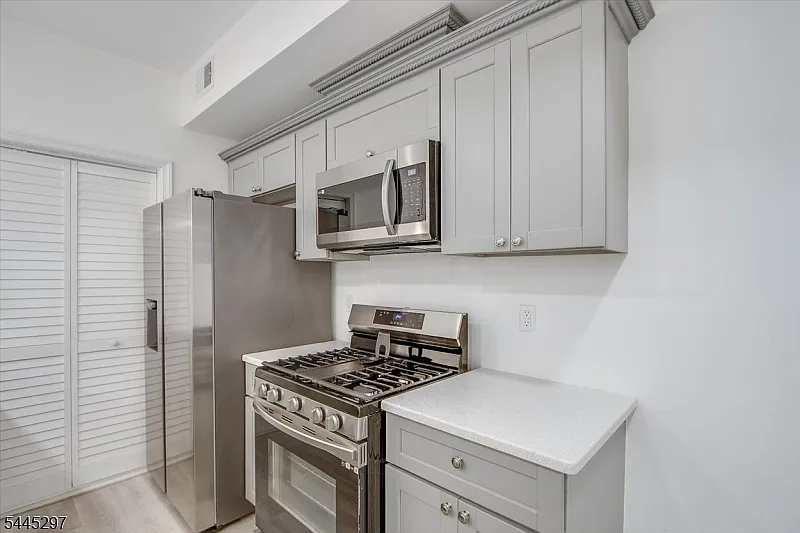 2 bed, 2.0 bath, $2,300 — Photo 2