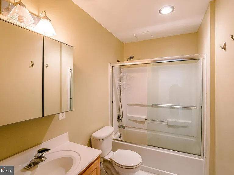 1939 Chestnut St #6B — Photo 9