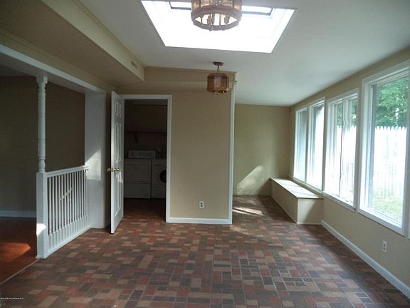 4th image of 32 Tamara Dr