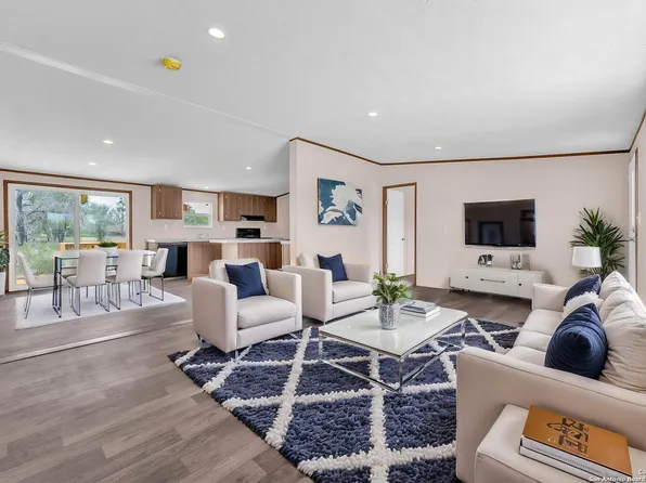 5709 County Road 422, Pleasanton, TX 78064