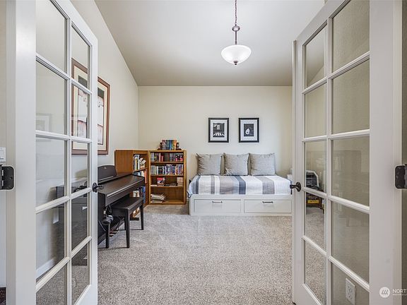 4th image of 4117 Capri Court NE
