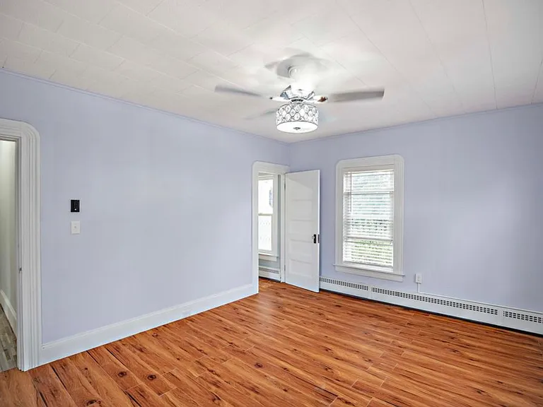 400 Wilson St — Photo 2