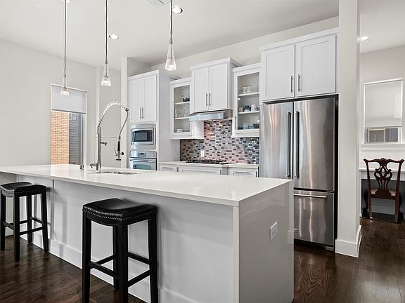 3rd image of 3102 Pavonia Dr