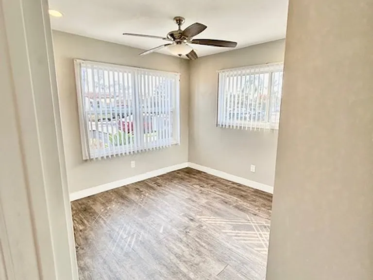 Beautiful Renovated 2bd with Yard — Photo 11