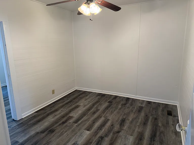 1090 King Edward Ave SE — Photo 18
