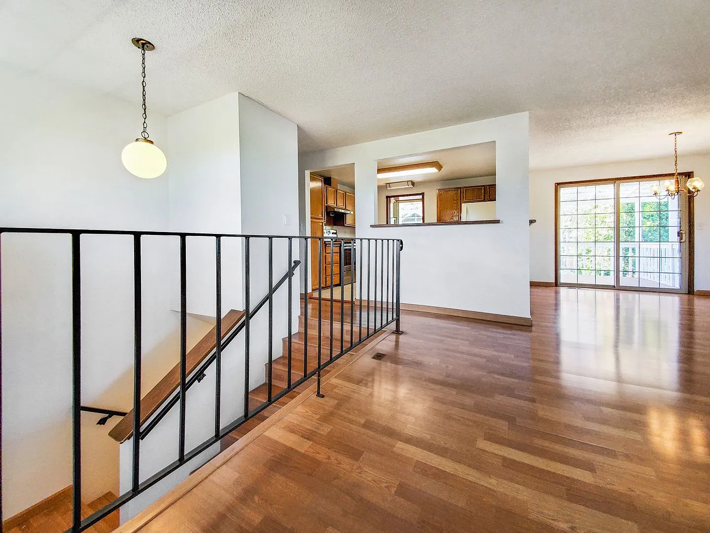 Spacious 5Bedroom Split Entry Home on Private Street Near I5 — Photo 3