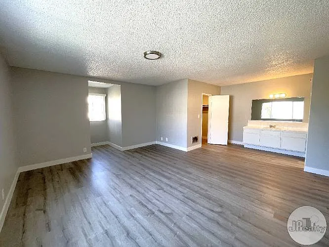 Chadron Manor — Photo 16