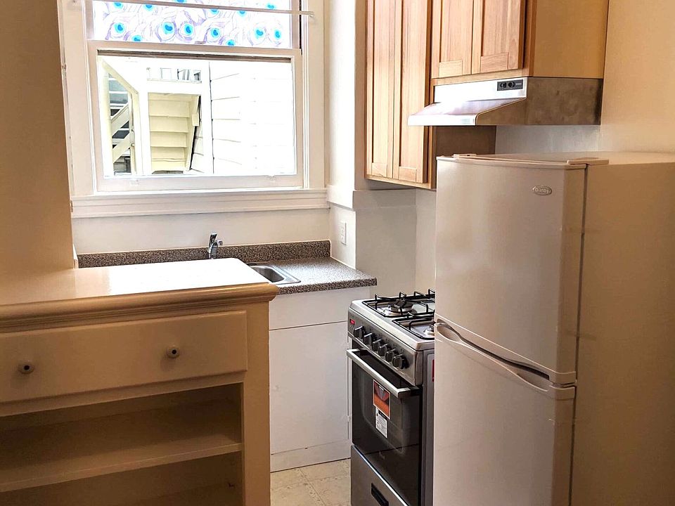 2nd image of 930 Bay St APT 5
