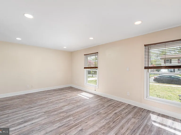 1908 Champlain Dr — Photo 5