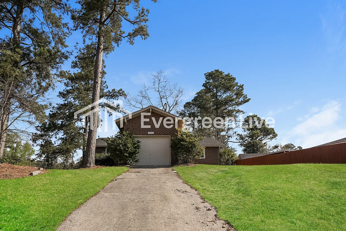 Building Photo - 2211 Buckingham Dr