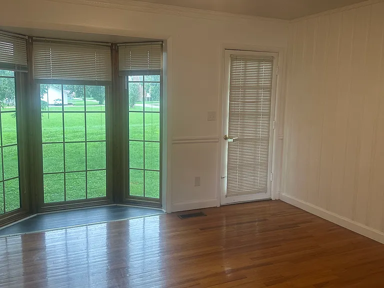 303 Kansas Ave — Photo 4