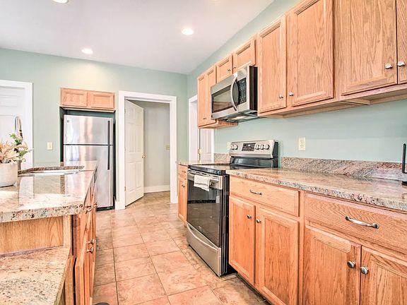 5th image of 10 E Hill Rd #1