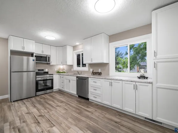 5604 S Drexel Dr, Sioux Falls, SD 57106