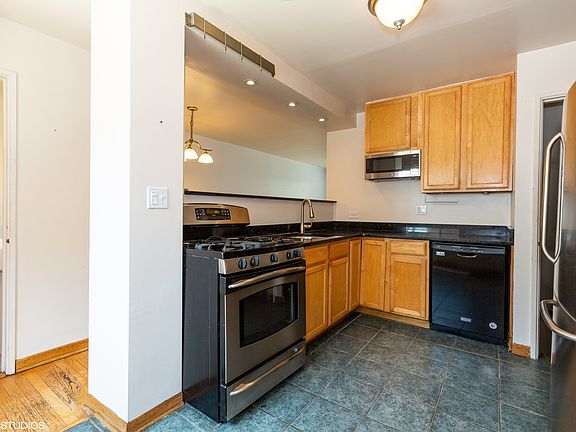 3rd image of 6226 N Cicero Ave #A