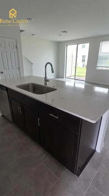 3 bed, 2.5 bath, 1566 sqft, $2,400 — Photo 4