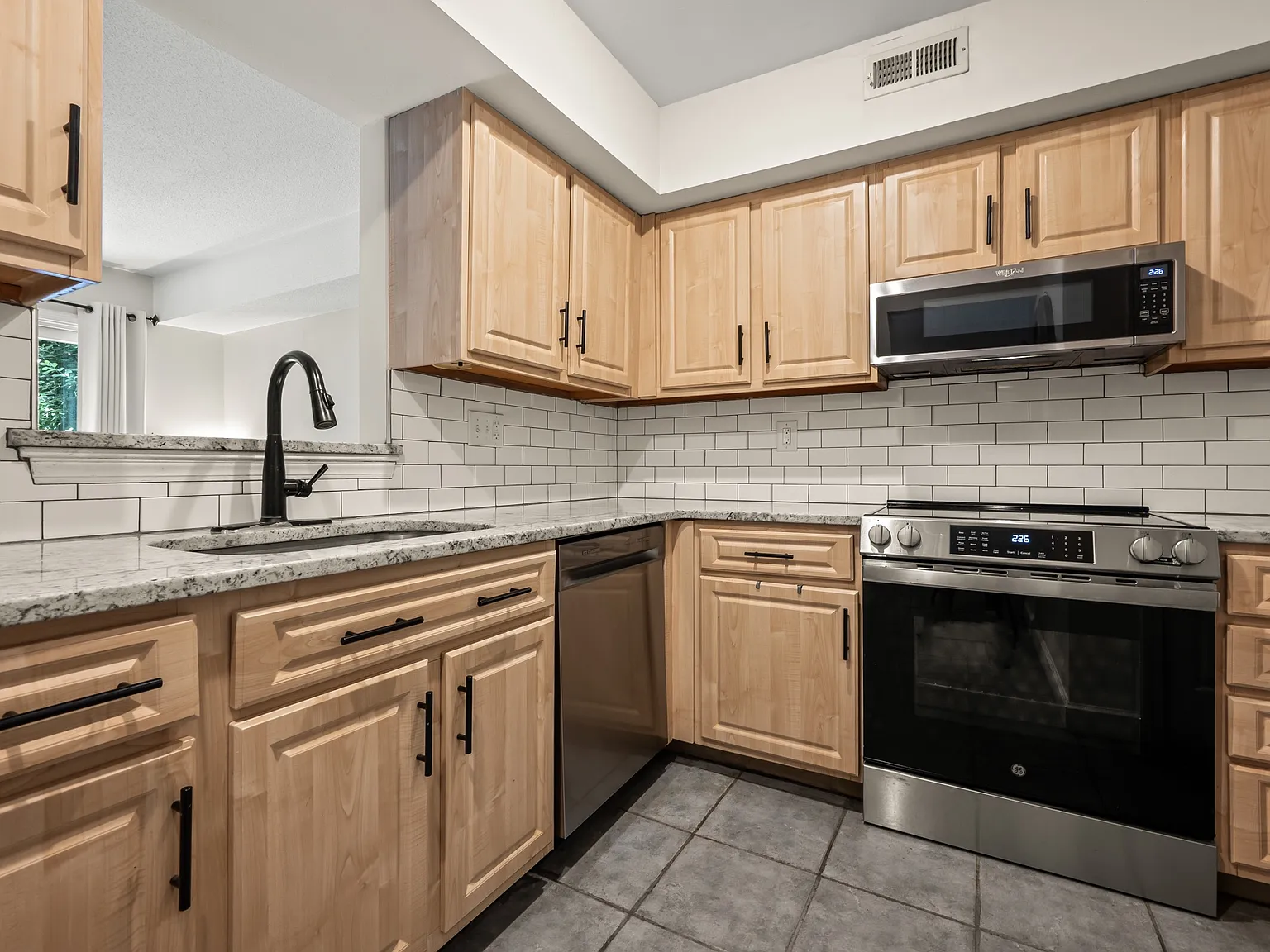 3 bed, 1342 sqft, $3,000 — Photo 2