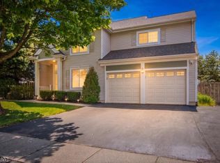 27 Country Lake Dr, Oak Ridge, NJ 07438
