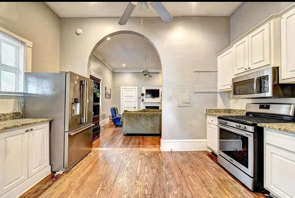 8 bed, 4000 sqft, $800 — Photo 4