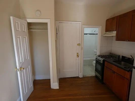 Rented by Karten Real Estate Services LLC | media 10