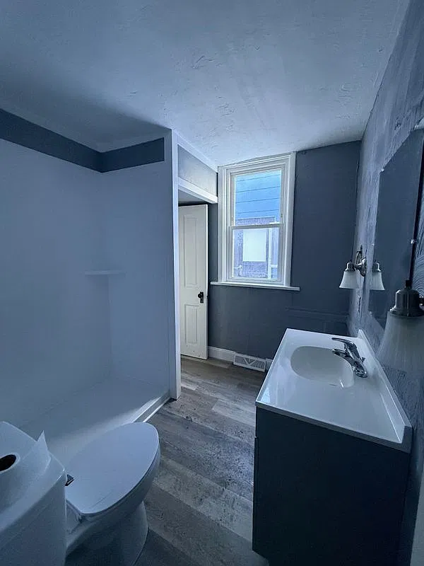 3 bed, 1.0 bath, 1091 sqft, $1,300 — Photo 3