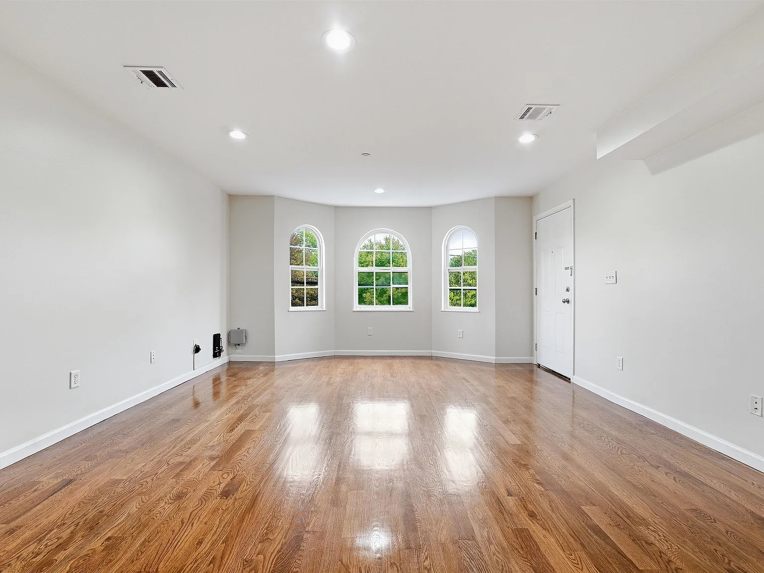 3 bed, 2.0 bath, $4,250 — Photo 4