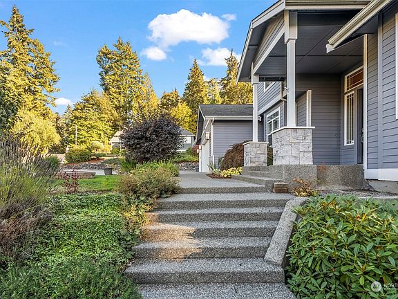 3rd image of 2055 NE Lexington Drive