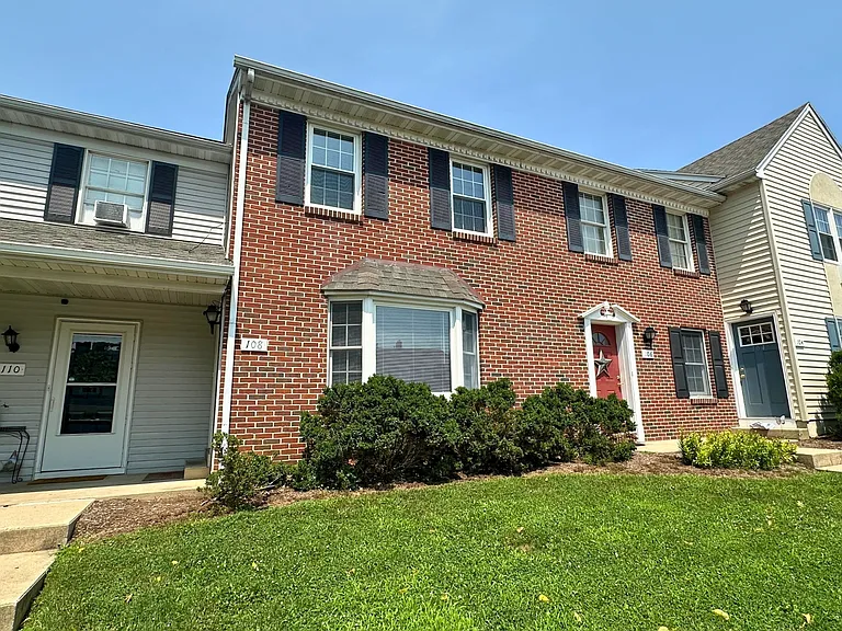 108 Bradford Dr — Photo 3