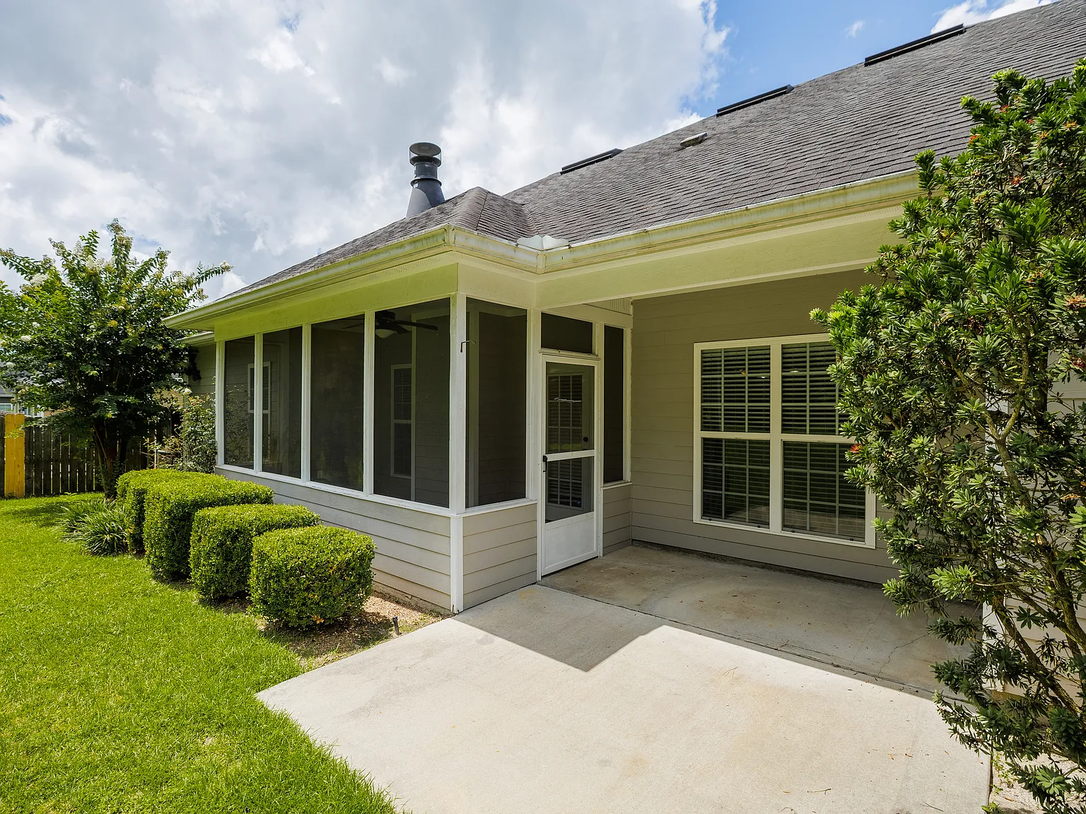 4 bed, 2049 sqft, $2,500 — Photo 2