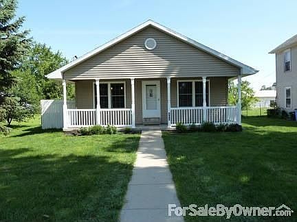 952 square feet on first floor
650 square feet finished in lower level