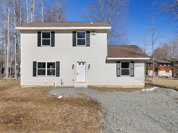 776 Country Place Dr, Tobyhanna, PA 18466