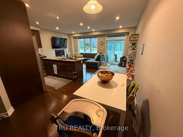 222 Fergus Cres — Photo 6