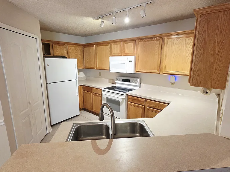 200 Ironwood Dr #211 — Photo 8