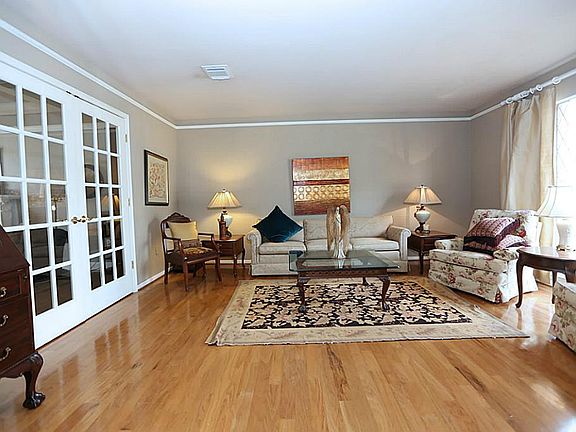 5th image of 4338 Willow Hill Dr