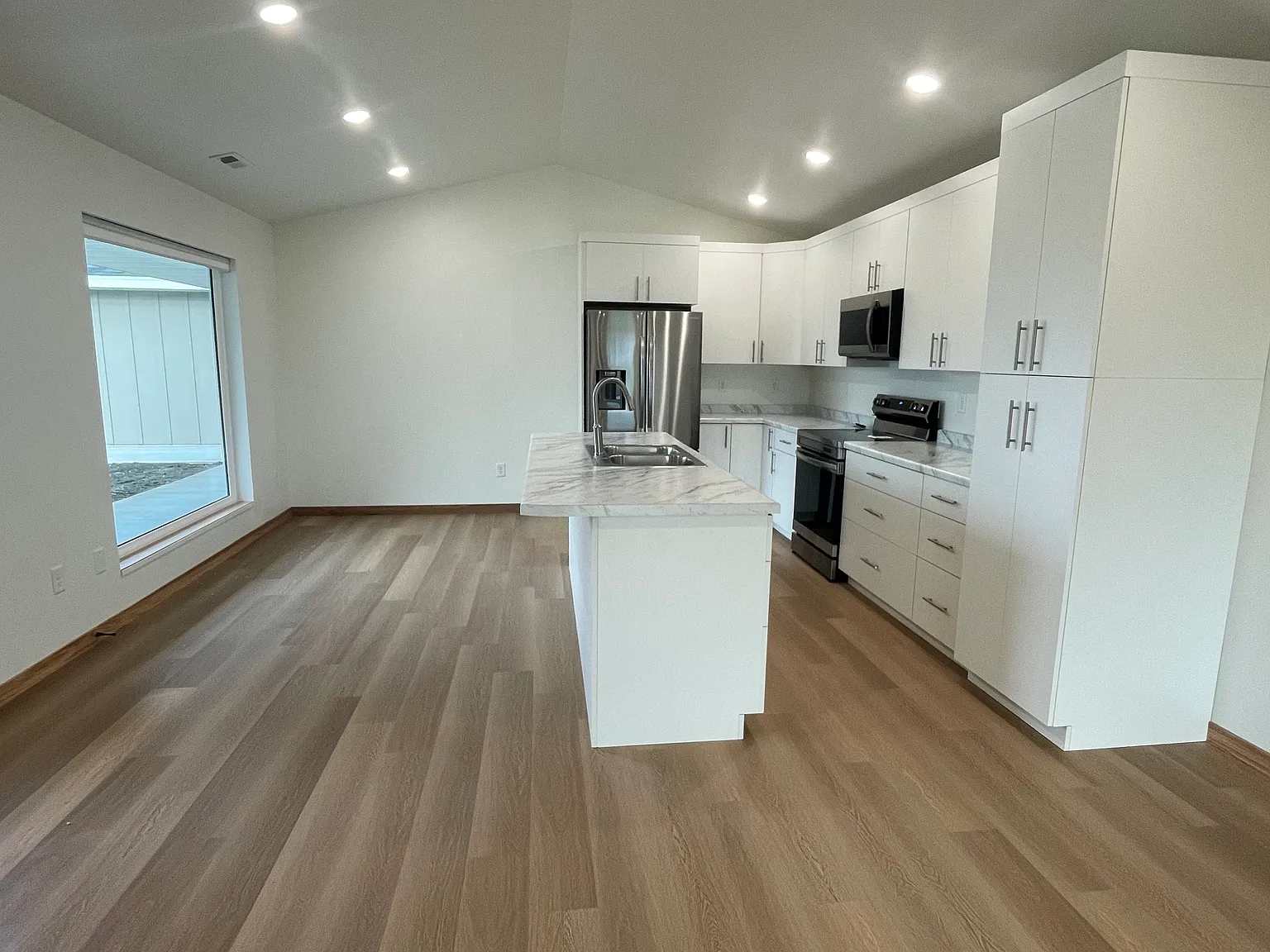 3 bed, 1374 sqft, $1,850 — Photo 4