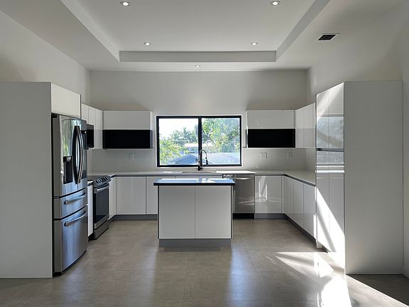 5th image of 901 Estall St