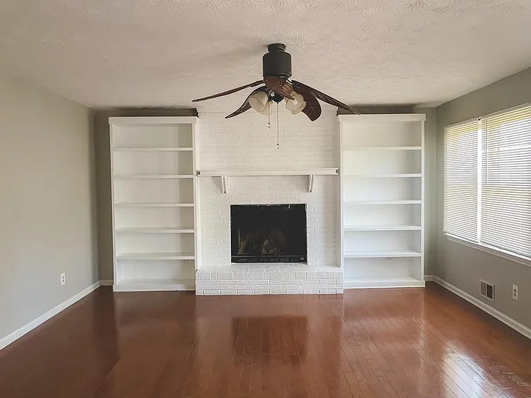 2021 Hunters Cove Dr — Photo 2