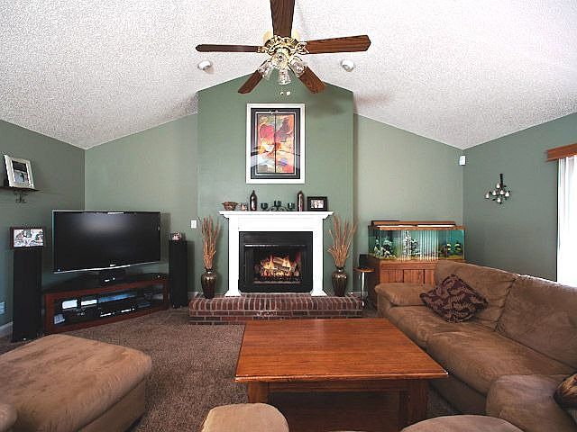 Great Room w Vaulted Ceilings