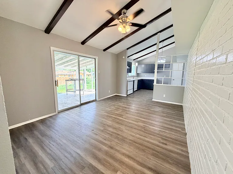 102 Charing Cross Ln — Photo 4