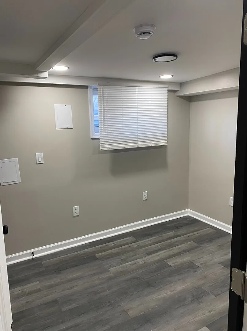 2123 Sinclair Lane $850 Available Room (Private Bath) — Photo 3