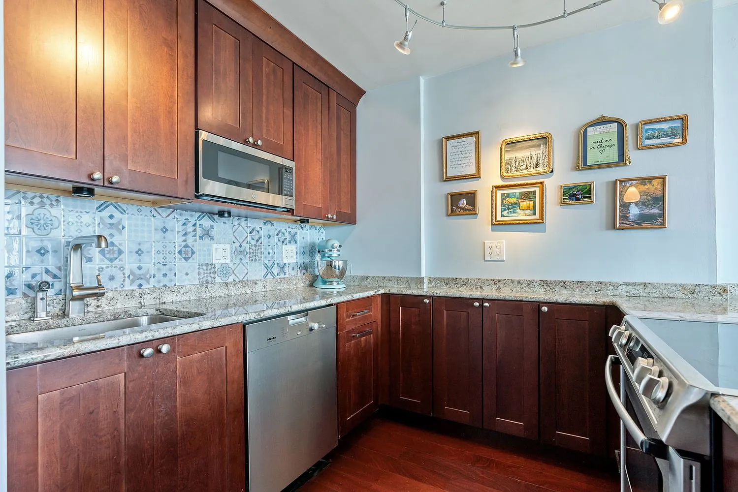 Studio, 500 sqft, $2,400 — Photo 3