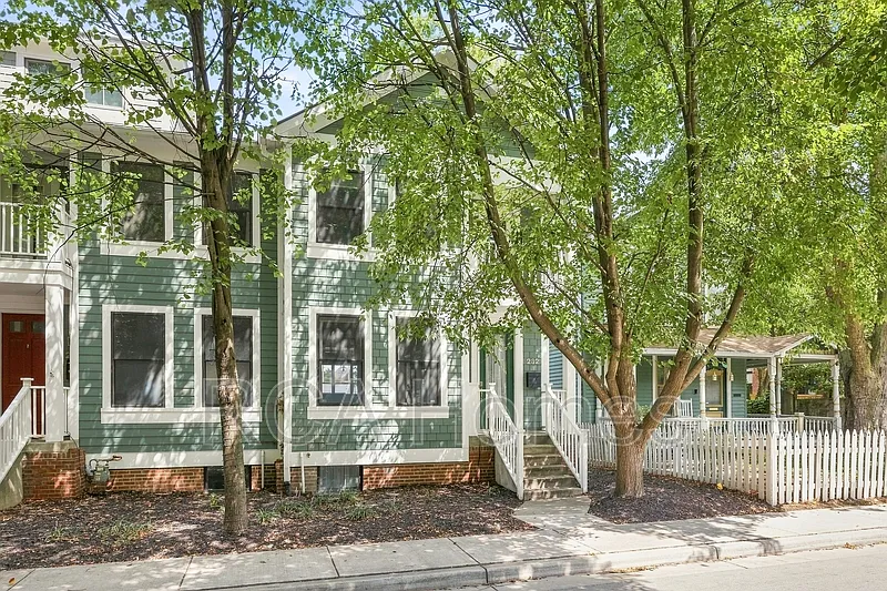 2 bed, 2.5 bath, 2160 sqft, $2,600 — Photo 3