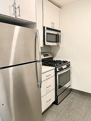 4th image of 520 W 43rd St APT 32K